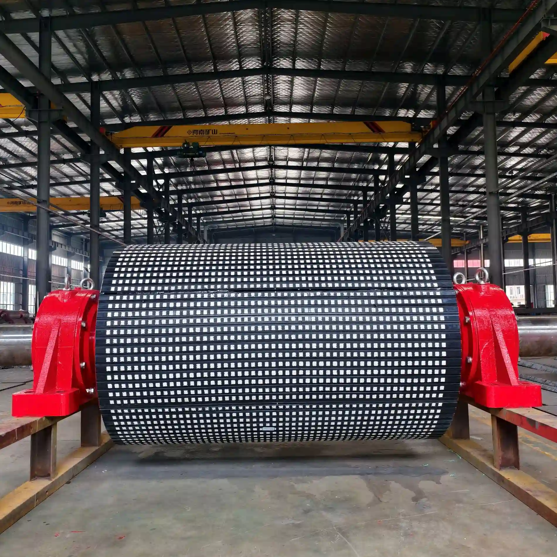 海を越えた信頼：Xin'aneng UKのカスタムメイドのセラミックゴムコーティングローラーが無事納品され、高く評価されました