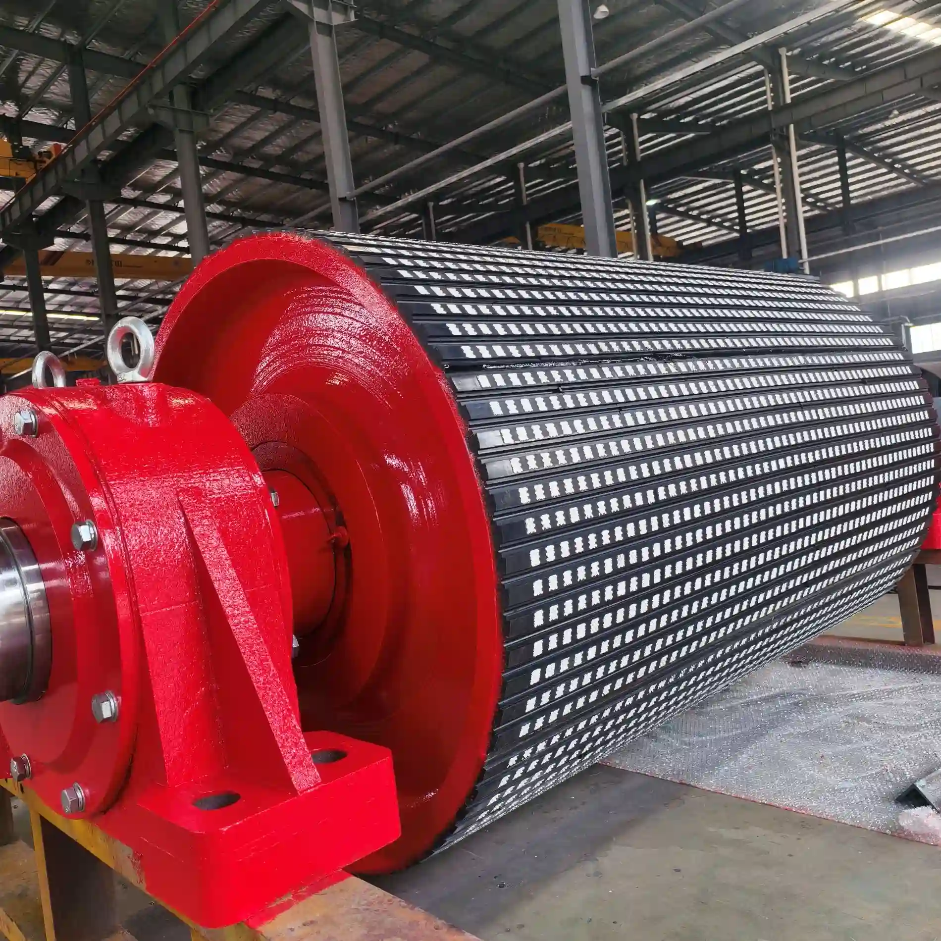 海を越えた信頼：Xin'aneng UKのカスタムメイドのセラミックゴムコーティングローラーが無事納品され、高く評価されました