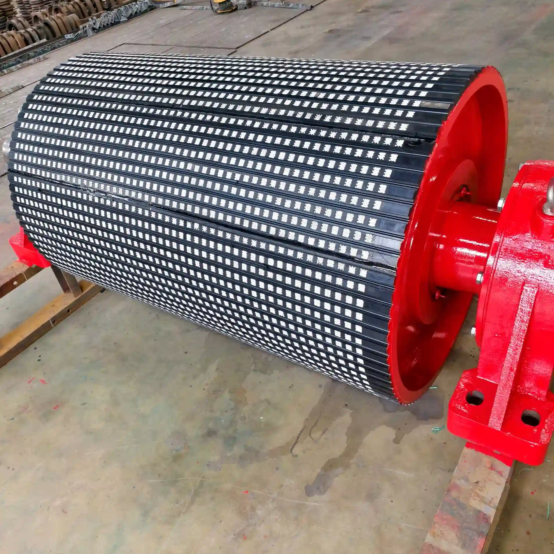 海を越えた信頼：Xin'aneng UKのカスタムメイドのセラミックゴムコーティングローラーが無事納品され、高く評価されました